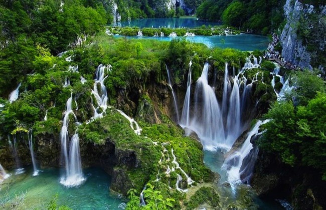 "Lạnh người" với 13 hồ nước độc, dị nhất thế giới - 5 Hồ Plitvice nằm trong vườn quốc gia Plitvice ở Croatia có vẻ đẹp thần tiên