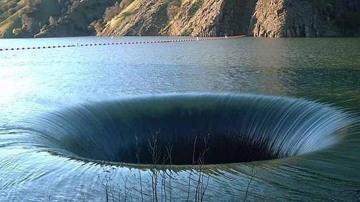Rợn người với 6 hồ lạnh và sâu nhất thế giới - 6 Glory Hole, Presa De Monticello, California.