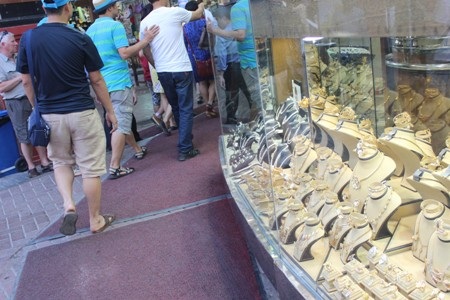 Những hình ảnh thú vị về “chợ vàng” Việt Nam và “chợ vàng” quốc tế