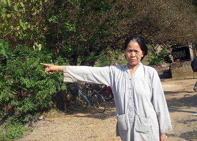 Bà Bùi Thị Cậy, chủ tế chùa Tam Đức chỉ tay về hướng nơi có nguồn nước mó kha.