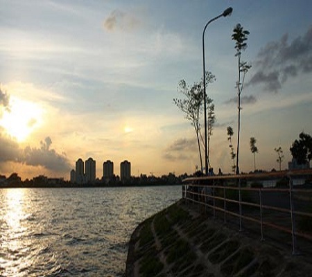Trời nắng nóng, người Hà Nội đổ ra sông, hồ giải nhiệt - 4 Trời nắng nóng, người Hà Nội đổ ra sông, hồ giải nhiệt