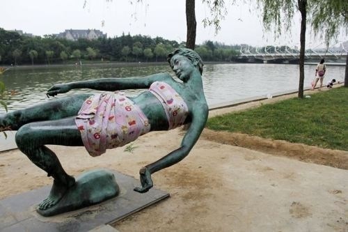 Nơi những bức tượng khỏa thân bị "sờ mó" đến phai mòn - 4 Bức tượng sau khi được mặc quần áo.
