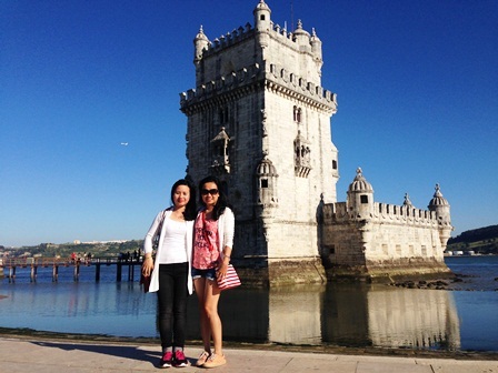 Quỳnh Mai, Thu Thủy tham quan kiến trúc cổ tại Bồ Đào Nha.