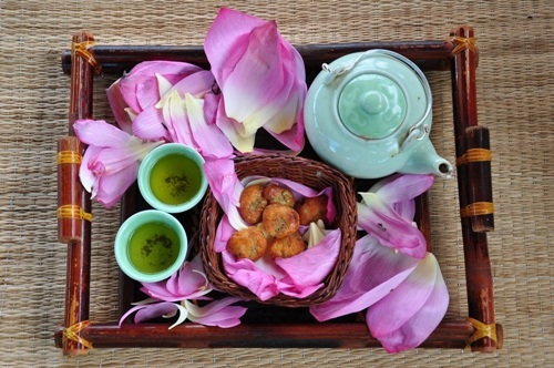 Dậy sớm lên Hồ Tây ngắm sen thưởng trà - 3 Thư thả với ấm trà sen buổi sớm.