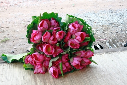 Dậy sớm lên Hồ Tây ngắm sen thưởng trà - 4 Hoa đã được gói xong, chờ khách mang về.