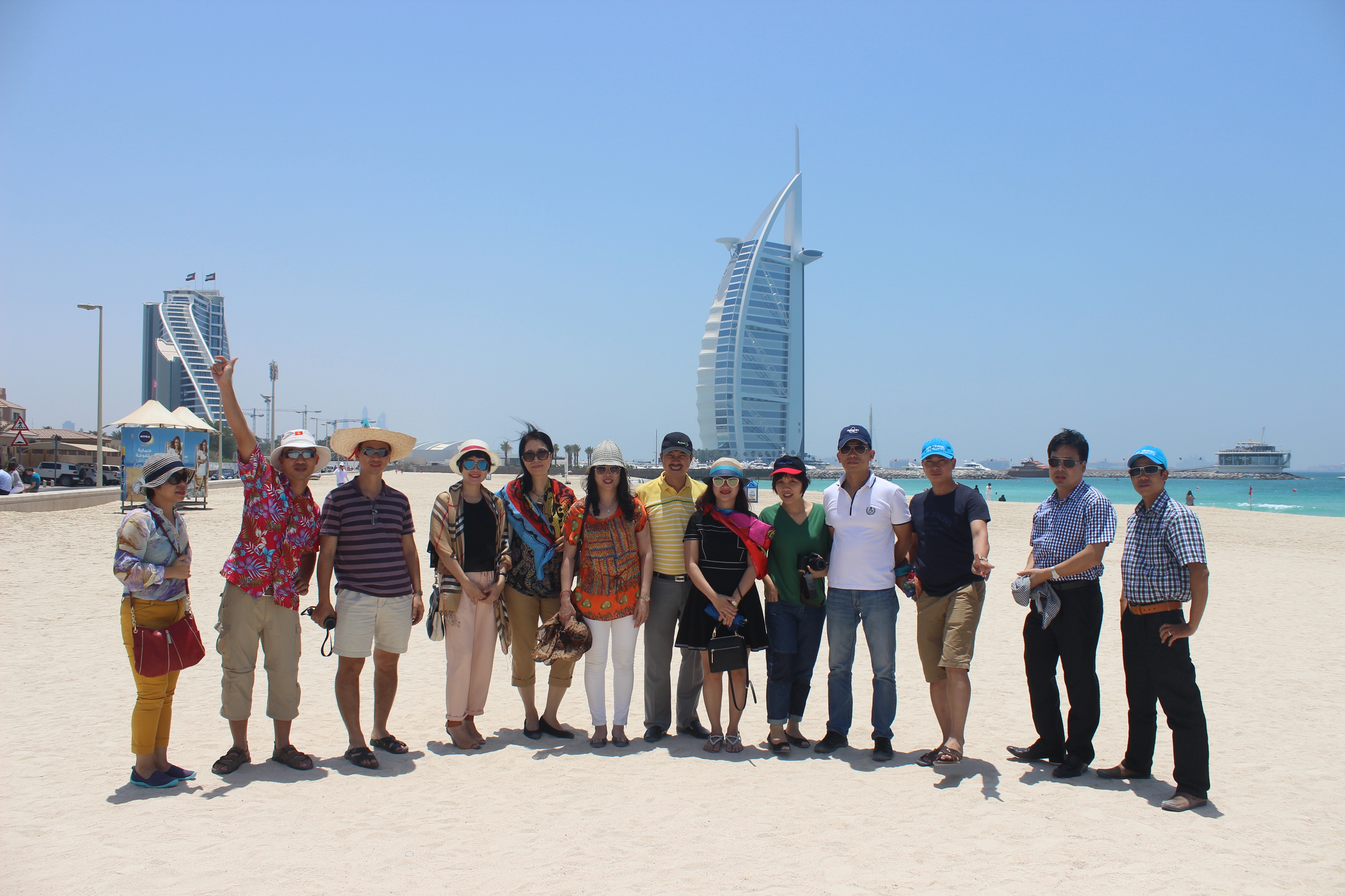 Trải nghiệm vượt sa mạc Safari bằng siêu xe