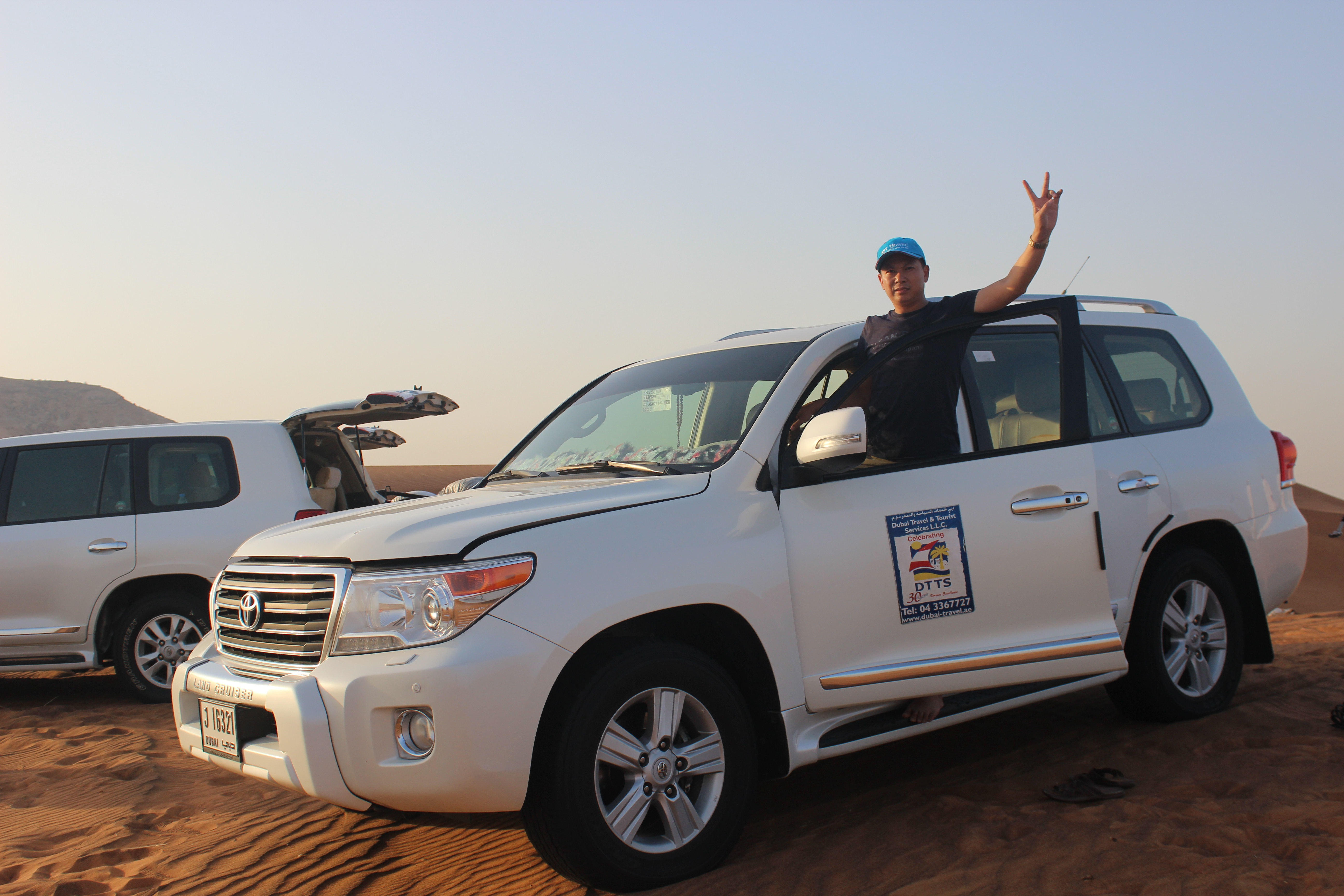 Trải nghiệm vượt sa mạc Safari bằng siêu xe