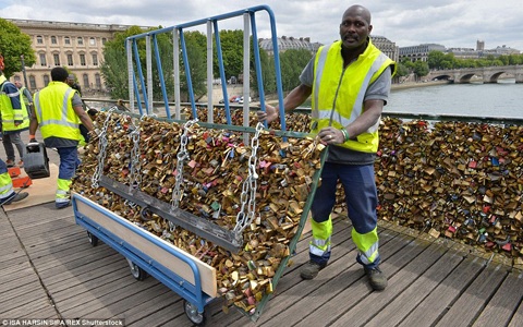 Hình ảnh Paris chính thức phá dỡ hàng trăm nghìn “biểu tượng tình yêu“ - 1 Công nhân Paris dỡ cả mảng lan can đầy khóa tình yêu trên cầu Pont des Arts.