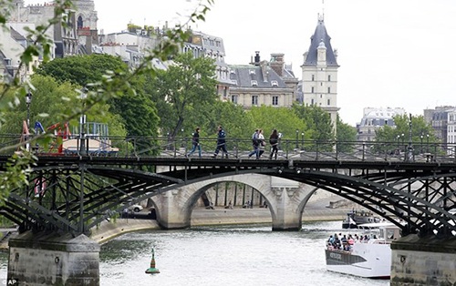 Hình ảnh Paris chính thức phá dỡ hàng trăm nghìn “biểu tượng tình yêu“ - 14 Cầu Tình yêu không còn ổ khóa