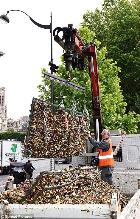 Hình ảnh Paris chính thức phá dỡ hàng trăm nghìn “biểu tượng tình yêu“ - 5 Từng mảng lưới lan can cầu - nơi cài hàng nghìn ổ khóa được dỡ ra