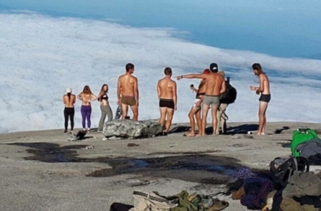 Nữ du khách Anh lột ngực trần trên núi thiêng đối mặt với án tù 3 tháng - 1 Nữ du khách Anh lột ngực trần trên núi thiêng đối mặt với án tù 3 tháng