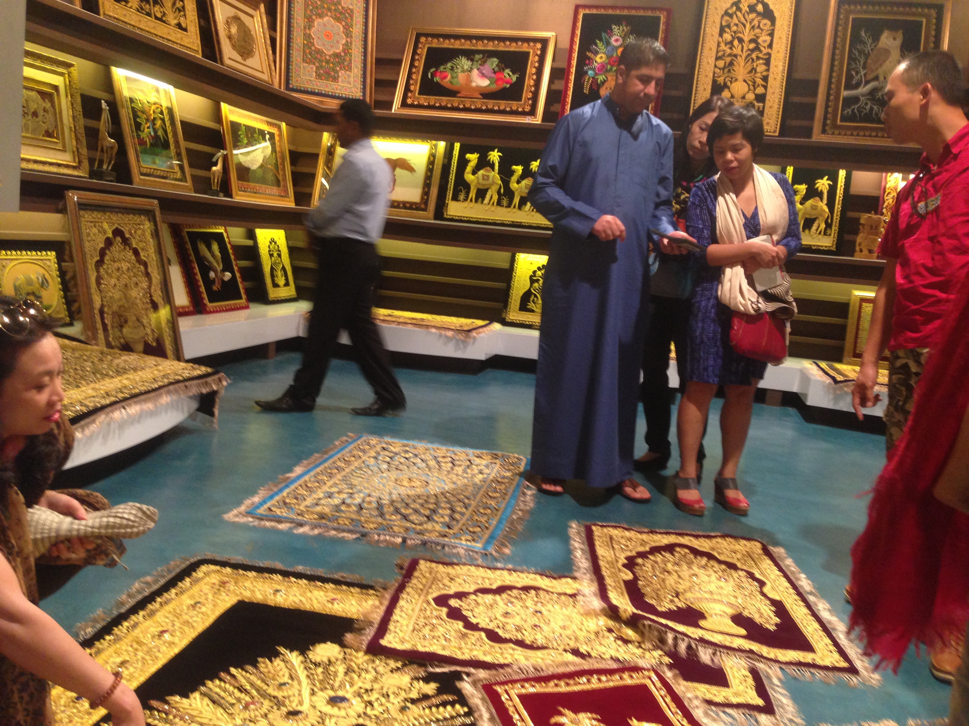 Mua sắm sản phẩm lưu niệm.