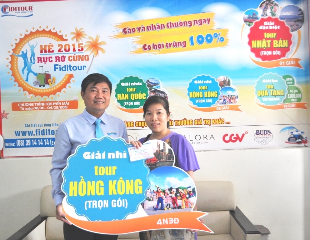 Chị Phương Anh khách hàng đầu tiên trúng chuyến đi Hồng Kông.