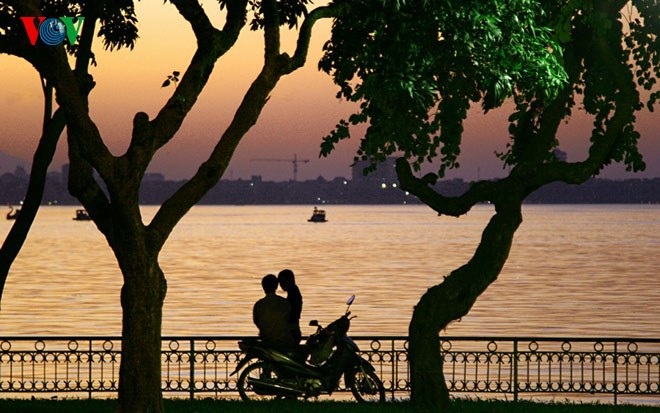 Tìm nơi có gió ở Hà Nội trong những ngày nắng nóng - 3 Nhiều người dân chọn giải pháp đưa cả nhà ra hồ hóng gió