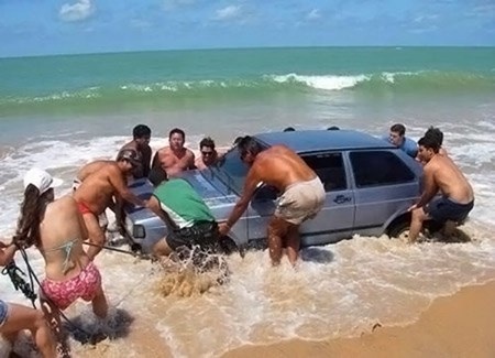 Những hình ảnh khiến bạn phải “tỏa nhiệt” - 6 Cho ô tô đi tắm biển luôn.