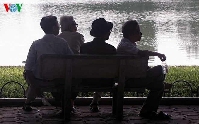 Tìm nơi có gió ở Hà Nội trong những ngày nắng nóng - 8 Các cụ già ngồi hóng mát ở 1 góc phố.