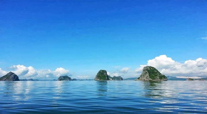 Những bãi biển ở Quan Lạn trong xanh, không khí mát dịu mang lại cảm giác thư thái cho du khách.