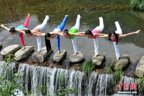 Dàn mỹ nữ Trung Quốc tập yoga cực đỉnh bên thác nước - 4 Yoga làm giảm căng thẳng và giúp các học viên tập trung năng lượng của họ theo phương pháp tích cực