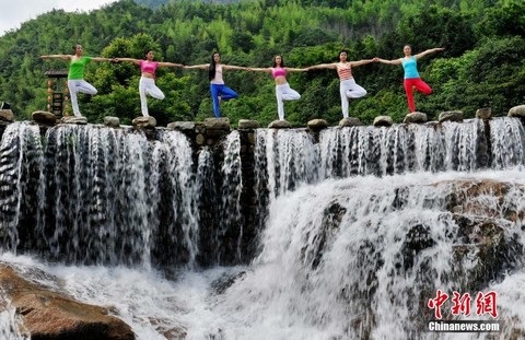 Dàn mỹ nữ Trung Quốc tập yoga cực đỉnh bên thác nước - 1 Màn biểu diễn được thực hiện tại thác nước ở Thung lũng Wolong, huyện Wuyuan
