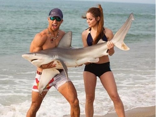 Cận cảnh ngư phủ bắt 100 “sát thủ đại dương” - 2 được lên tài khoản Instagram @AckSharks và trở thành thần tượng của hơn10.000 cư dân mạng.