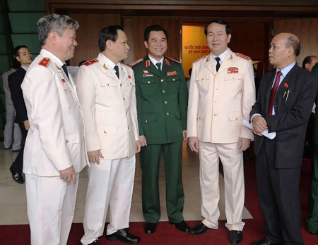 Bộ trưởng Trần Đại Quang (thứ hai từ phải sang) trao đổi cùng các đại biểu Quốc hội bên lề kì họp