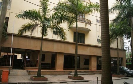 Khoán tiền thuê nhà cho cán bộ, nhà nước đỡ cảnh lo đòi nhà công vụ - 2 Một góc khu nhà ở công vụ, số 2 Hoàng Cầu (Ảnh: Lao Động)