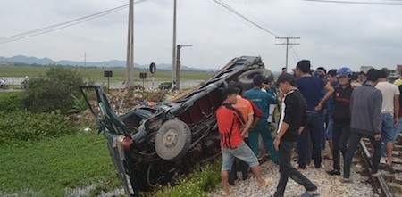 Tàu hỏa đâm xe ô tô tải, 1 người bị thương