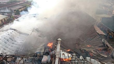 Hà Nội: Đang cháy dữ dội tại nhà xưởng sát đường Giải Phóng