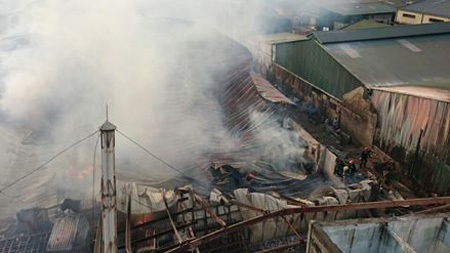 Hà Nội: Cháy dữ dội tại nhà xưởng sát đường Giải Phóng - 12 Ngọn lửa vẫn bốc lên khi có gió mạnh