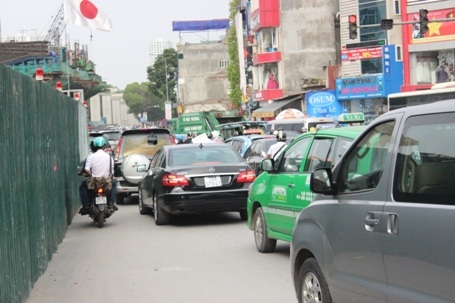Treo biển xin lỗi người dân để thi công hầm chui Thanh Xuân - 2 Ngổn ngang công trường nơi ngã tư Khuất Duy Tiến - Nguyễn Trãi