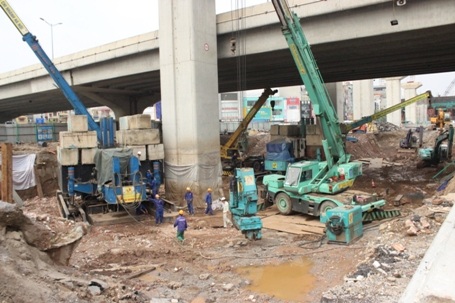 Treo biển xin lỗi người dân để thi công hầm chui Thanh Xuân - 1 Ngổn ngang công trường nơi ngã tư Khuất Duy Tiến - Nguyễn Trãi