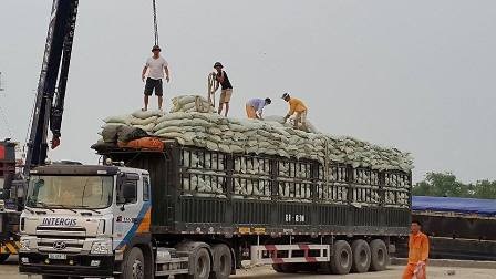 Những “núi hàng” di động “bò” ra từ các cảng nội địa - 4 Hình ảnh xếp hàng siêu đầy của các phương tiện tại cảng nội địa dọc quốc lộ 5 địa bàn Hải Phòng.