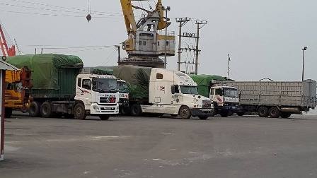 Những “núi hàng” di động “bò” ra từ các cảng nội địa - 5 Hình ảnh xếp hàng siêu đầy của các phương tiện tại cảng nội địa dọc quốc lộ 5 địa bàn Hải Phòng.