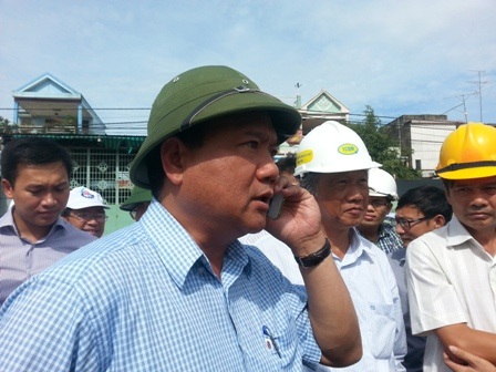 “Truy” Bộ trưởng Thăng về tai nạn trên những tuyến đường đang thi công? - 1 Bộ trưởng Thăng tháo gỡ khó khăn tại dự án đang thi công (Ảnh: Như Quỳnh)