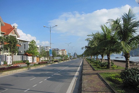 Những quyết định “chấn động” nhằm bảo vệ vịnh Hạ Long - 1 Đường bao biển Cột 3- Cột 8 suýt thành đường giữa phố.