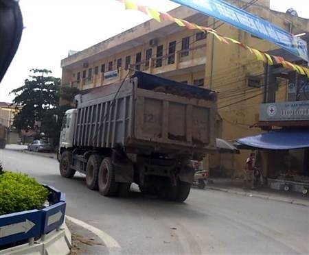 Xe quá tải “đại náo” tỉnh lộ