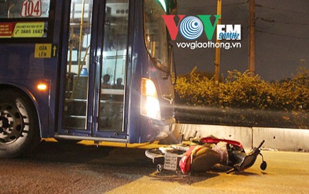 Người dân hô hoán cứu thanh niên mắc kẹt dưới gầm xe buýt - 1 Chiếc xe máy bị kéo lê về phía trước hơn 5m