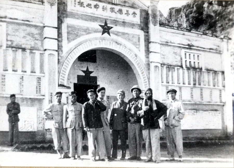Bác Hồ với chuyến công du Xuân Canh Dần 1950 - 1 Chủ tịch Hồ Chí Minh và các thành viên trong Đoàn công tác tại
Trung Quốc, tháng 1/1950.