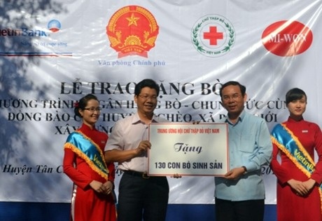 Chung sức cùng đồng bào nghèo xây dựng nông thôn mới