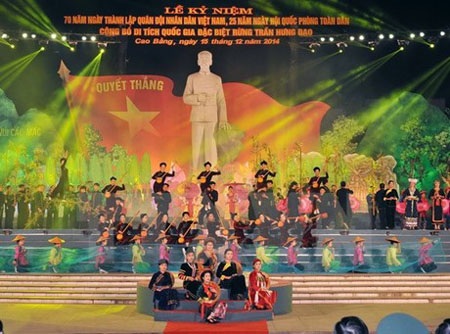 Kỷ niệm 70 năm Ngày thành lập QĐND Việt Nam tại Cao Bằng - 1 Chương trình
nghệ thuật chào mừng buổi lễ. Ảnh: TTXVN