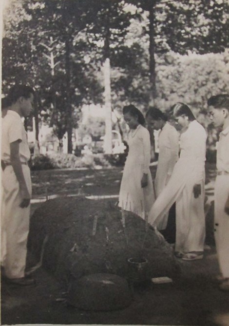 Bà Đỗ Thị
Kim Chi (bên trái) tại căn cứ Chiến khu D - Ảnh nhân vật cung cấp