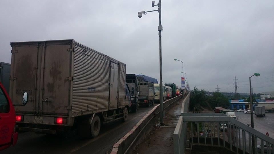 Hà Nội: Hàng trăm ô tô “chôn chân” trên cầu Thăng Long - 8 Tắc