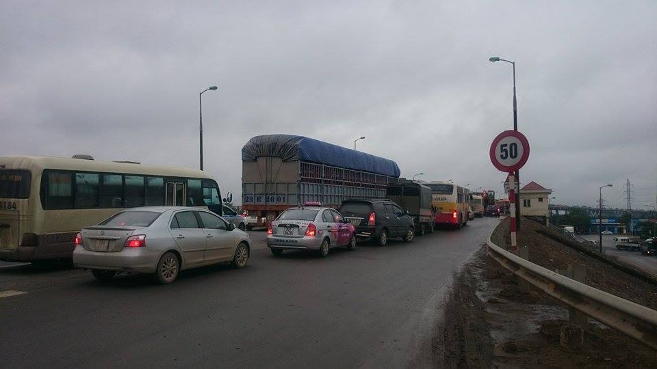 Hà Nội: Hàng trăm ô tô “chôn chân” trên cầu Thăng Long - 10 Tắc