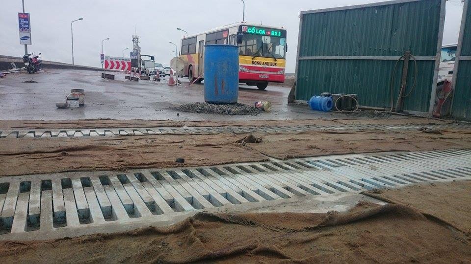Hà Nội: Hàng trăm ô tô “chôn chân” trên cầu Thăng Long - 12 Tắc