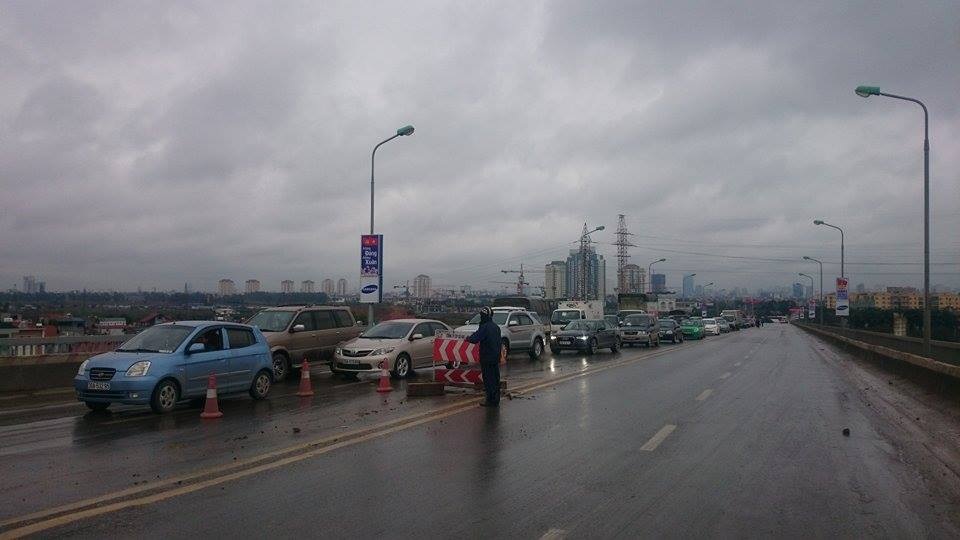 Hà Nội: Hàng trăm ô tô “chôn chân” trên cầu Thăng Long - 13 Tắc