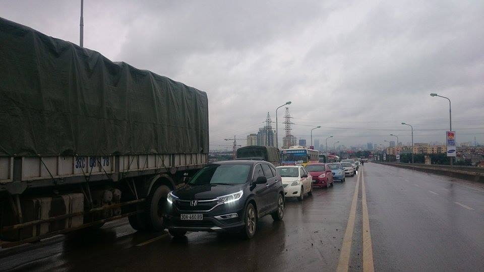 Hà Nội: Hàng trăm ô tô “chôn chân” trên cầu Thăng Long - 14 Tắc