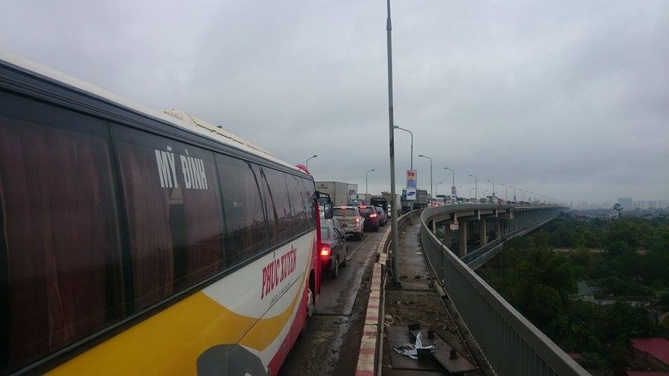 Hà Nội: Hàng trăm ô tô “chôn chân” trên cầu Thăng Long - 2 Tắc