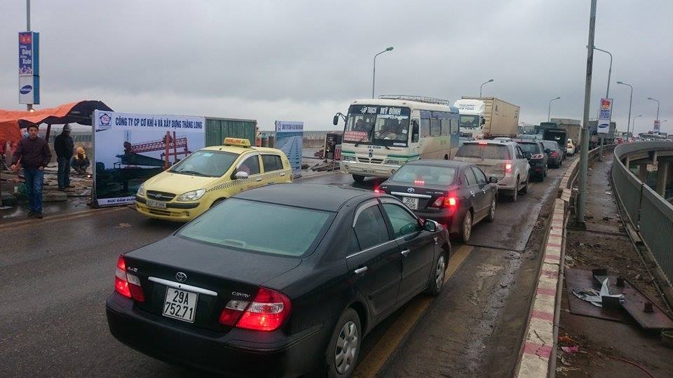 Hà Nội: Hàng trăm ô tô “chôn chân” trên cầu Thăng Long - 3 Tắc