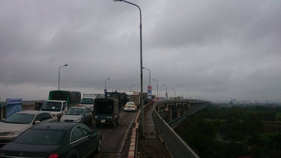 Hà Nội: Hàng trăm ô tô “chôn chân” trên cầu Thăng Long - 4 Tắc