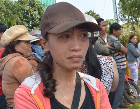 Người dân tập trung trước nhà ông Nguyễn Bá Thanh để chia buồn (Ảnh: Công Bính)